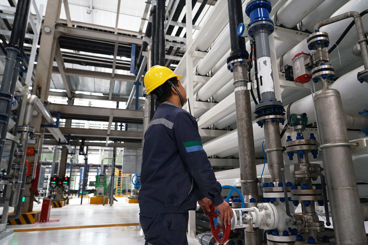 提質(zhì)增效保供應(yīng)——青海鹽湖產(chǎn)業(yè)基地生產(chǎn)一線見(jiàn)聞