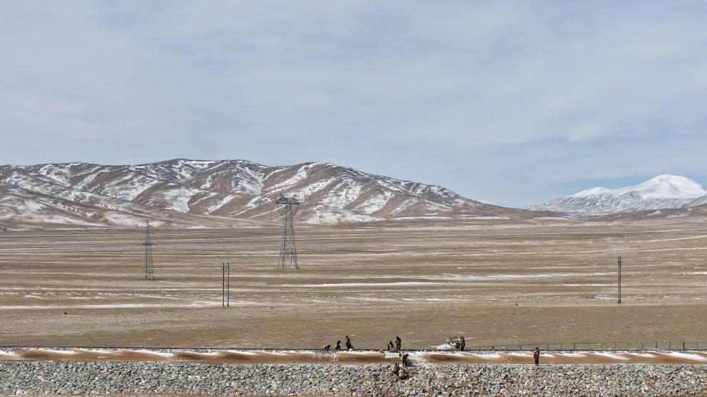 新春走基層丨在昆侖山腹地守護(hù)春運(yùn)路