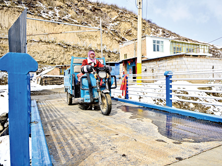 關(guān)鍵“小橋”關(guān)聯(lián)民心“大事”——青?！拔壹议T(mén)前那座橋”專(zhuān)項(xiàng)民生工程建設(shè)便民橋梁，解決農(nóng)牧區(qū)“蹚水過(guò)河、繞路出行”歷史難題